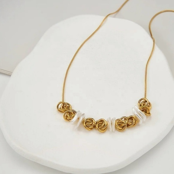 Pearl Gold Fashion Necklace - Picture 4 of 4